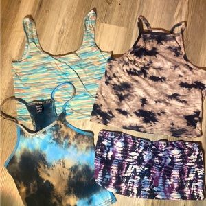 Bundle of 4 tank tops !!